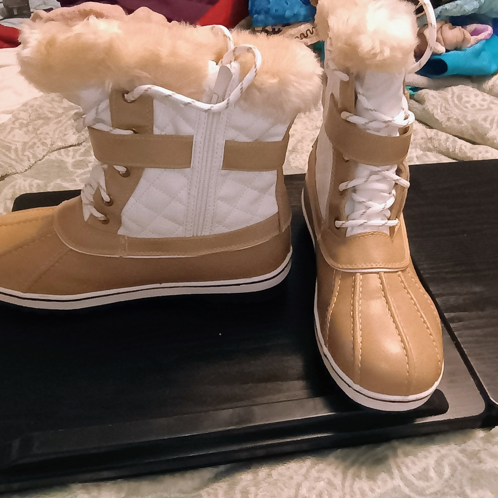 White and Tan Quilted Winter Boots - Picture 4 of 5